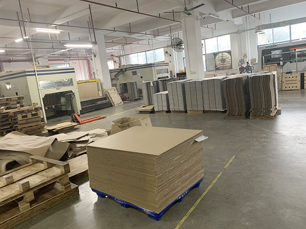 車(chē)間一角-三臺(tái)全自動(dòng)啤機(jī)