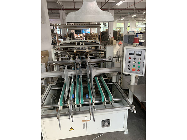 財(cái)順自動(dòng)粘盒機(jī)